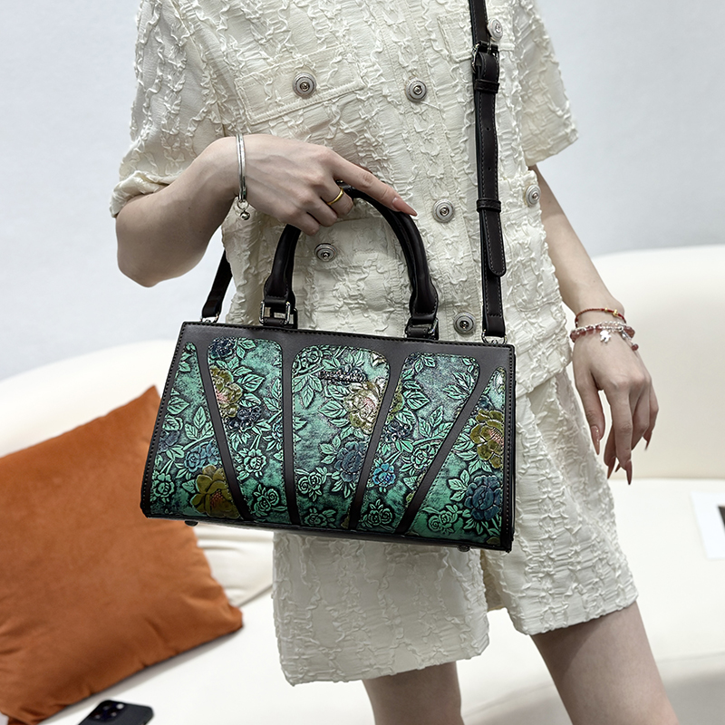 ヴィンテージ3Dエンボス加工花柄クロスボディバッグ（女性用） - Leatherwork Flowers のレビューと価格